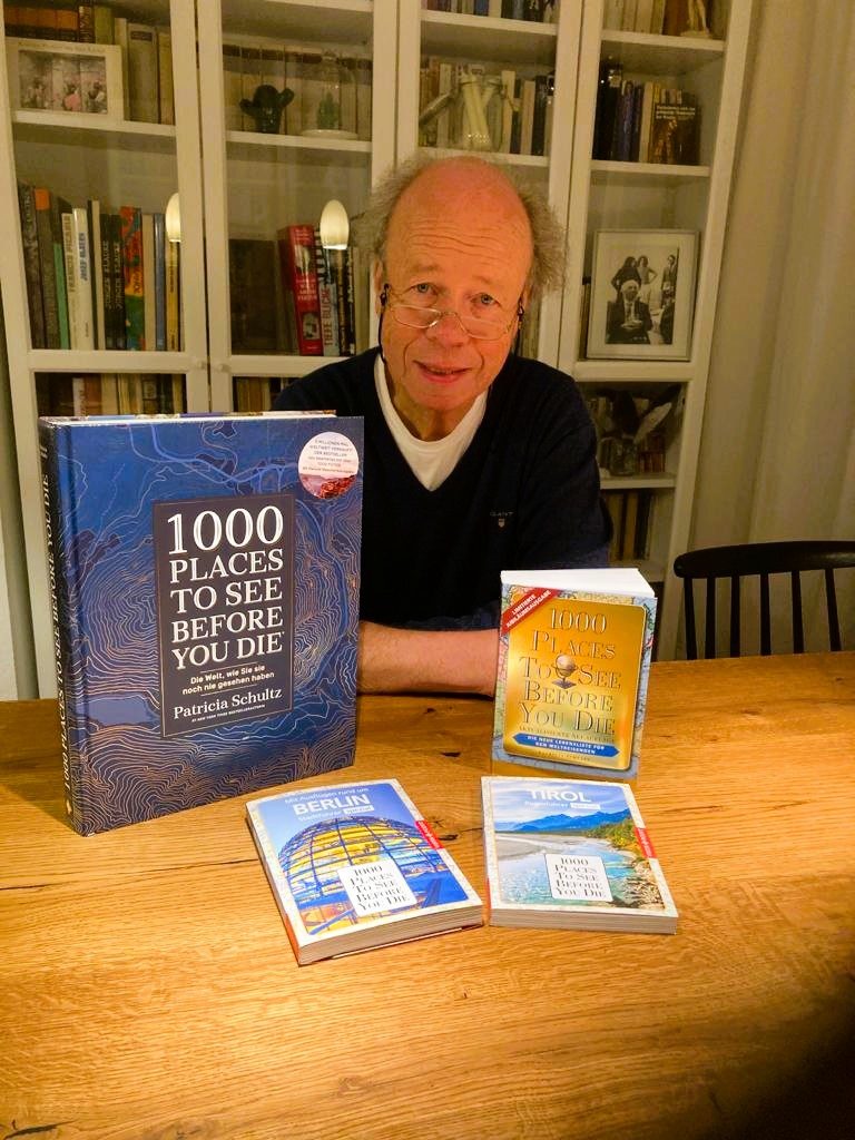 Andreas Schulz mit Bänden der Reihe 1000 Places to see before you die